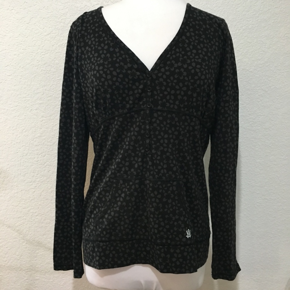 Mind Body Soul Women's Pullover Shirt Size Medium Kangaroo Pocket Black Floral - Picture 2 of 8